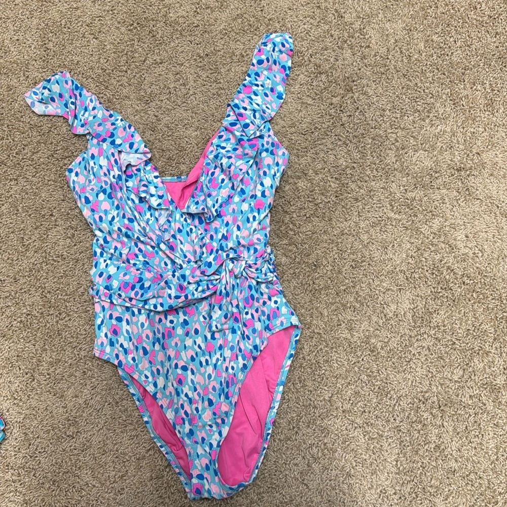 Lilly Pulitzer Women’s Swimsuit
Size 6